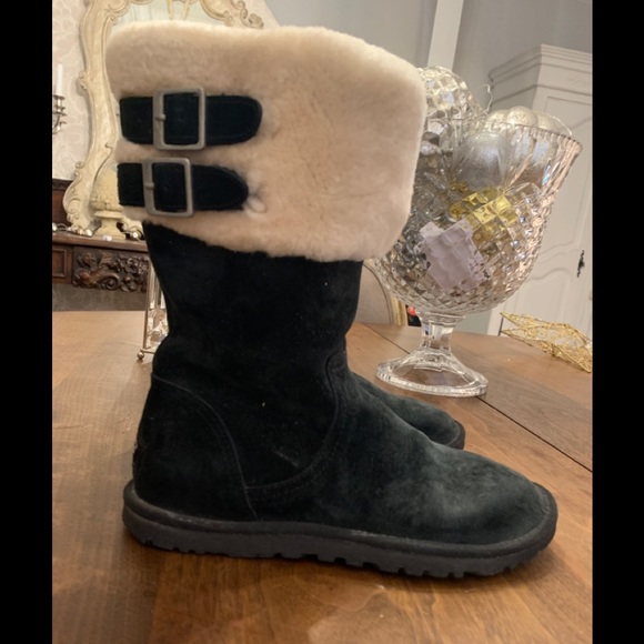 Woman’s Ugg Beckham Black Suede Sheepskin Boots - Picture 2 of 7